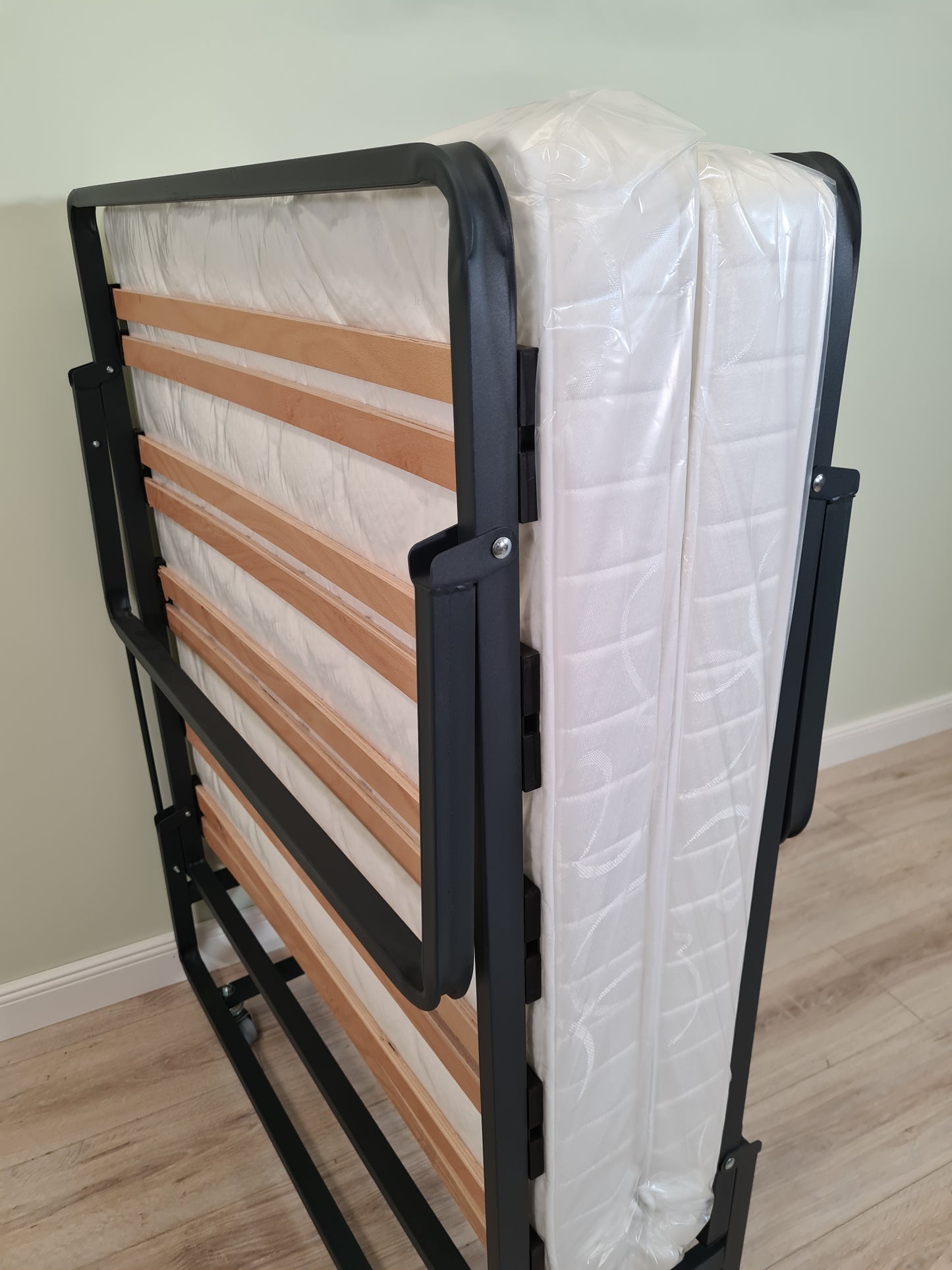 Gästebett, Klappbett,  Reisebett, komfortabel , 90 x 200 cm mit Lattenunterfederung