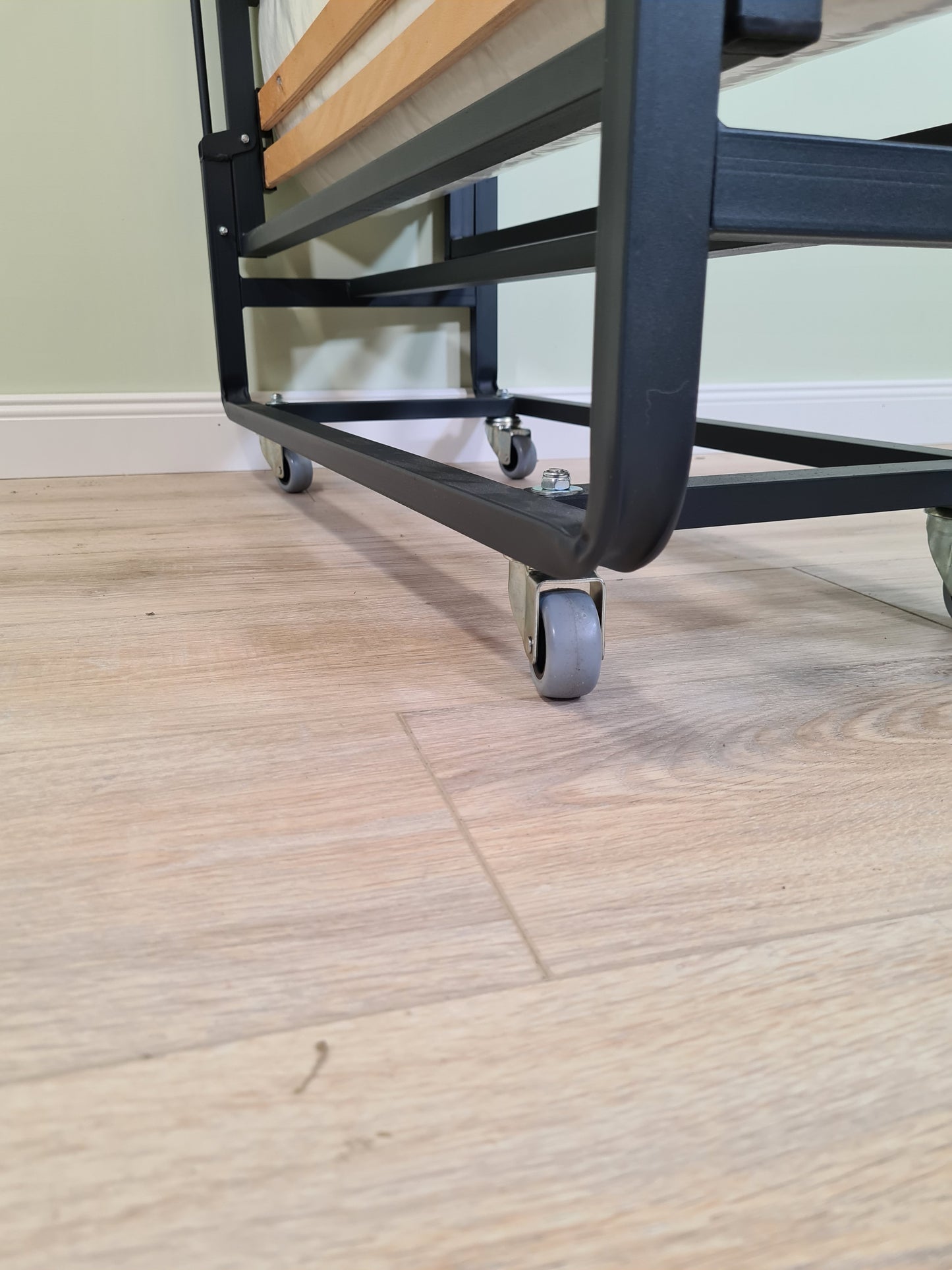 Gästebett, Klappbett,  Reisebett, komfortabel , 90 x 200 cm mit Lattenunterfederung