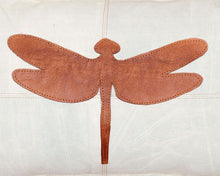 Laden Sie das Bild in den Galerie-Viewer, Canvas Kissen Leder Libelle 40x60cm mit Stehsaum - versch. Farben

