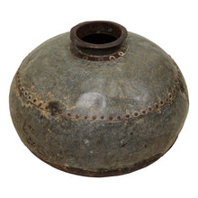 Laden Sie das Bild in den Galerie-Viewer, Vase &gt;Antiker Wasserkrug&lt; aus Metall
