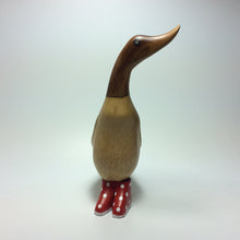 Laden Sie das Bild in den Galerie-Viewer, Ente mit Schuhen aus Bambuswurzel

