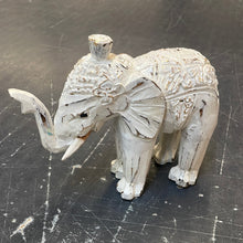 Laden Sie das Bild in den Galerie-Viewer, Elefant aus Holz geschnitzt weiß - 3 Größen
